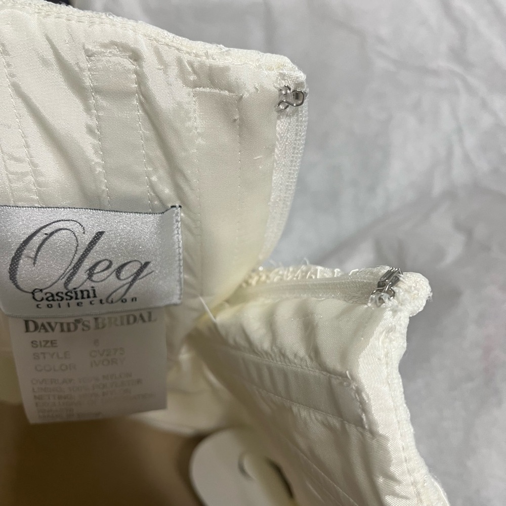 Oleg Cassini Collection Wedding Dress. Ivory in color. Size 6 - Picture 12 of 13